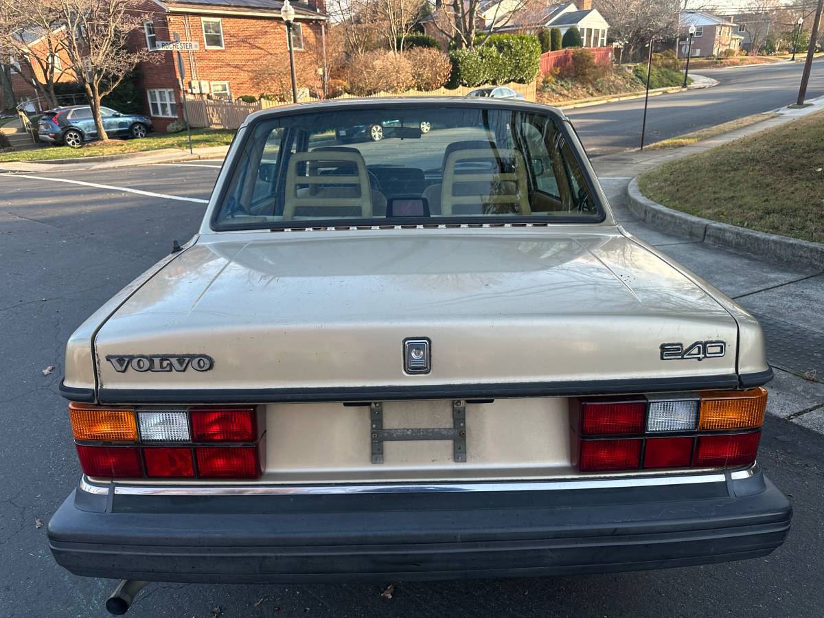 Volvo-240-1992-yellow-9