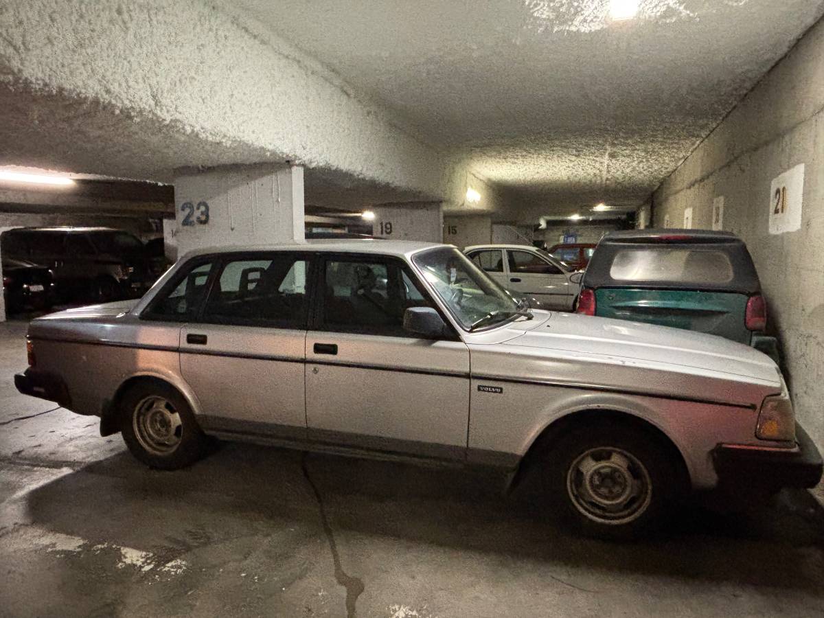 Volvo-240-1993-silver-2