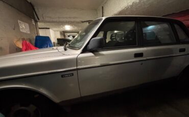 Volvo-240-1993-silver