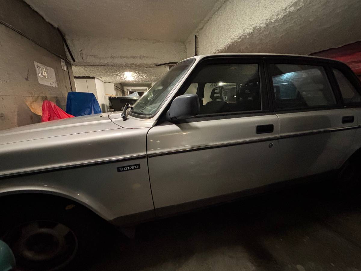 Volvo-240-1993-silver