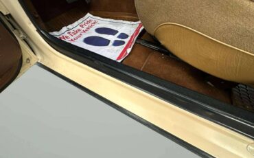 Volvo-240-dl-4d-sedan-1982-1