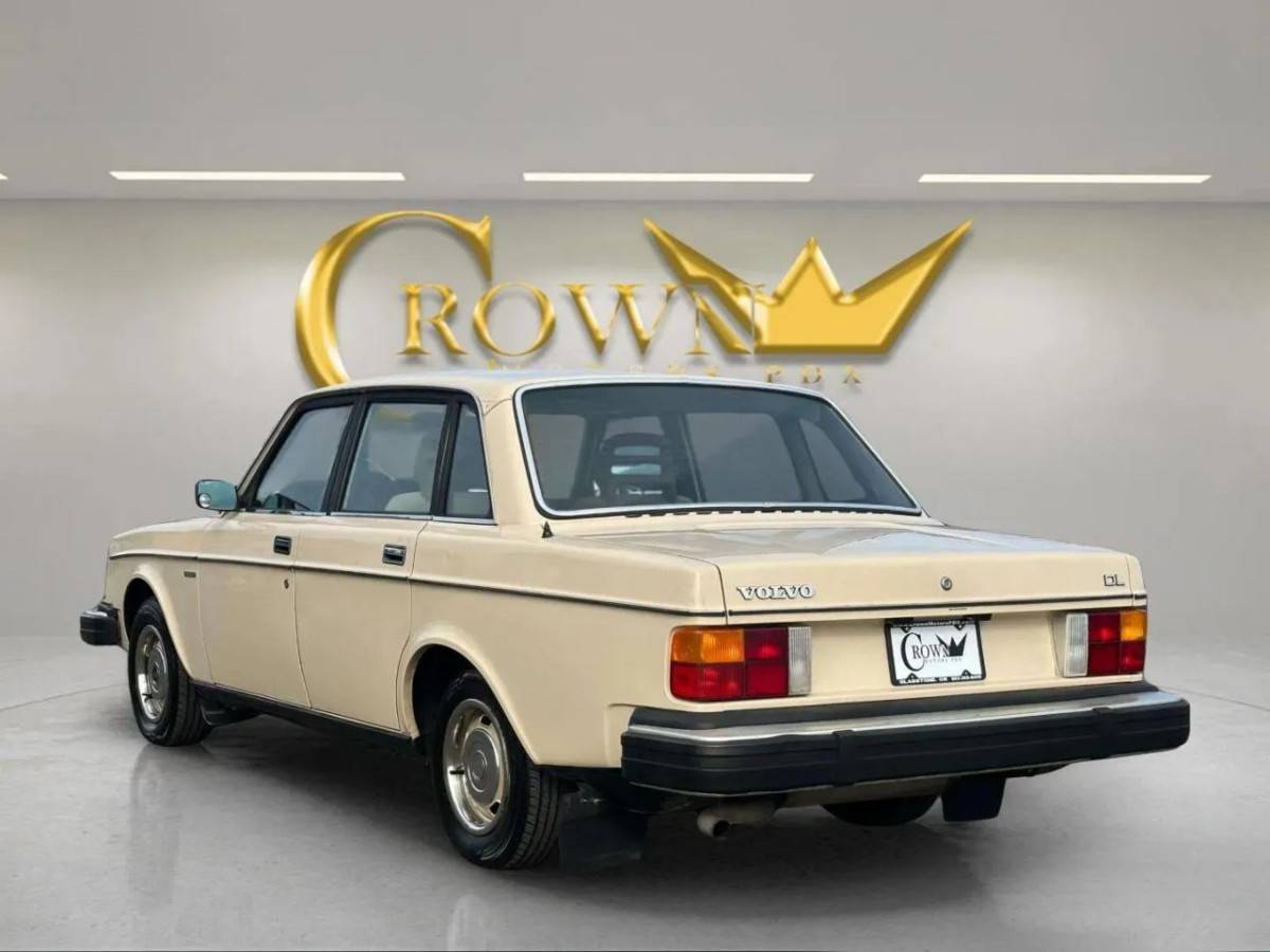 Volvo-240-dl-4d-sedan-1982-10