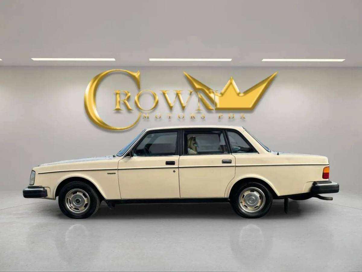 Volvo-240-dl-4d-sedan-1982-12