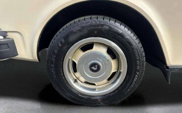 Volvo-240-dl-4d-sedan-1982-14