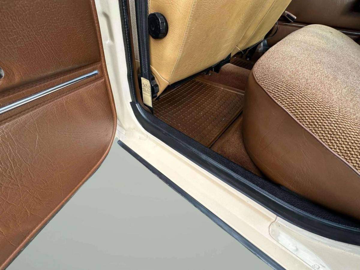 Volvo-240-dl-4d-sedan-1982-22