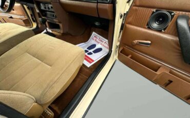 Volvo-240-dl-4d-sedan-1982-23