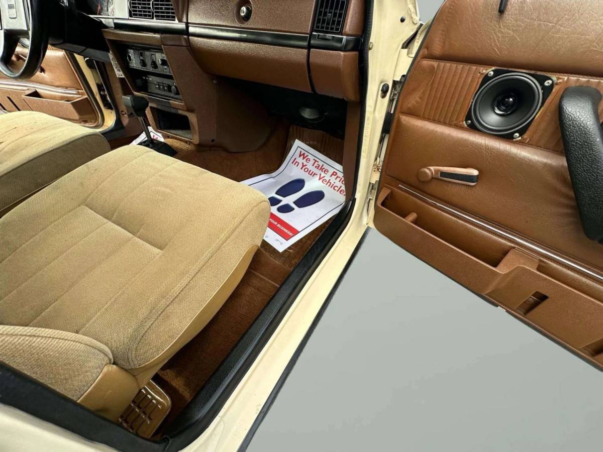 Volvo-240-dl-4d-sedan-1982-23