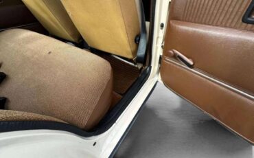 Volvo-240-dl-4d-sedan-1982-27