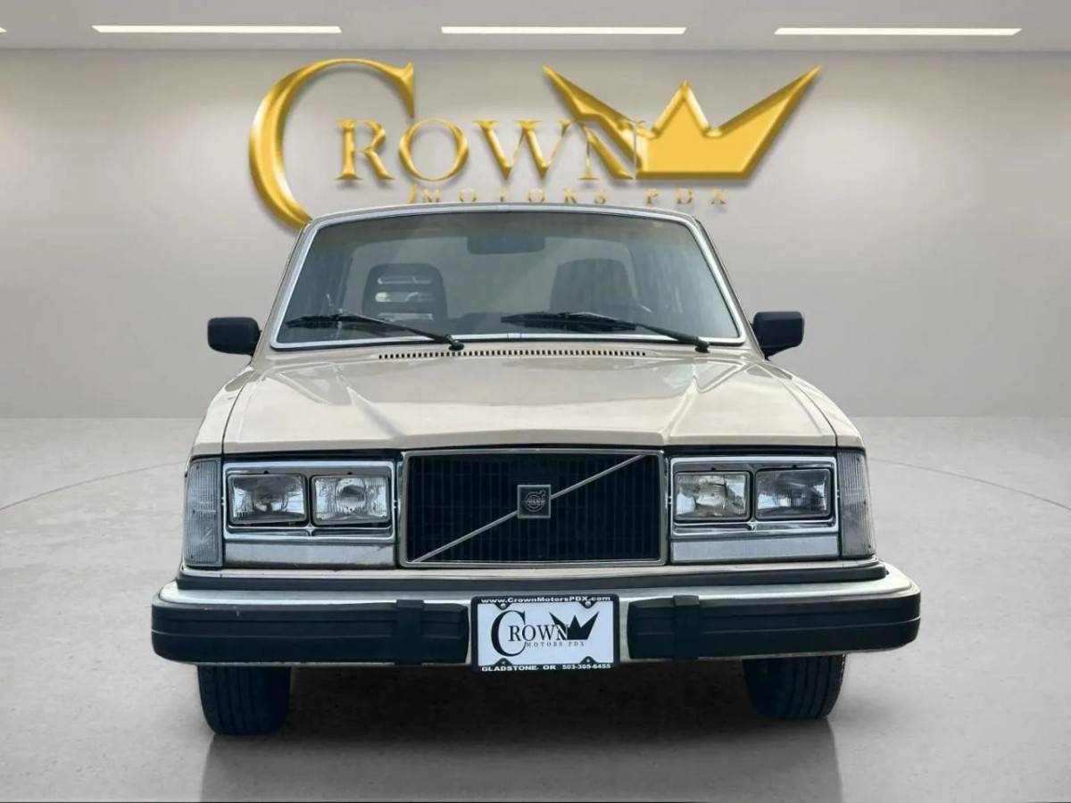 Volvo-240-dl-4d-sedan-1982-4