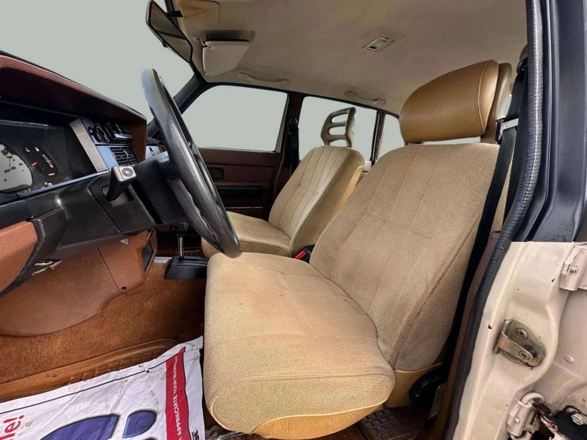 Volvo-240-dl-4d-sedan-1982-43