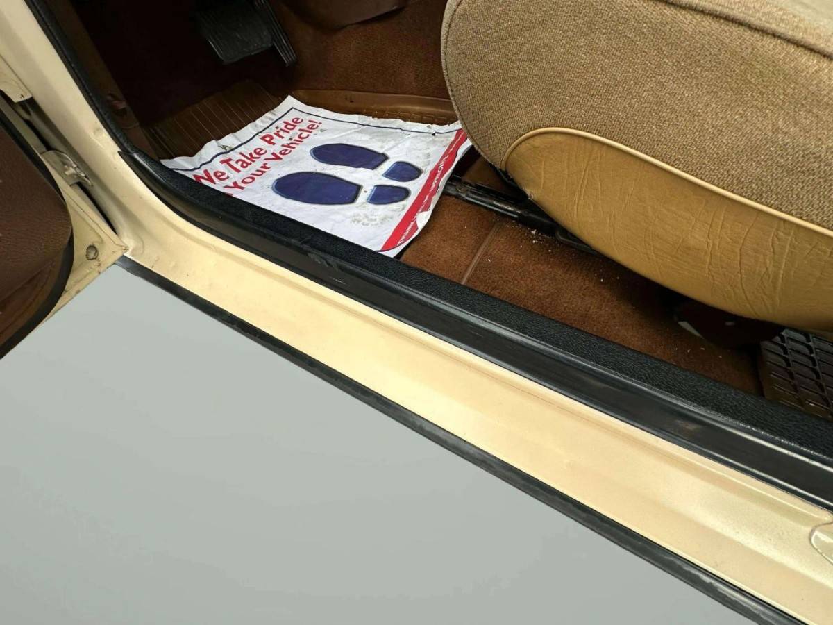 Volvo-240-dl-4d-sedan-1982-44