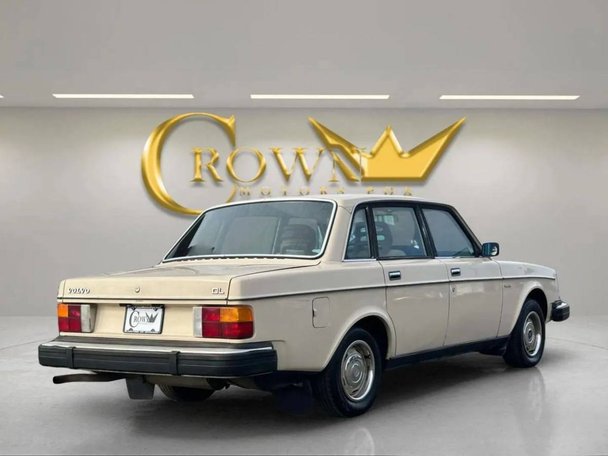 Volvo-240-dl-4d-sedan-1982-8