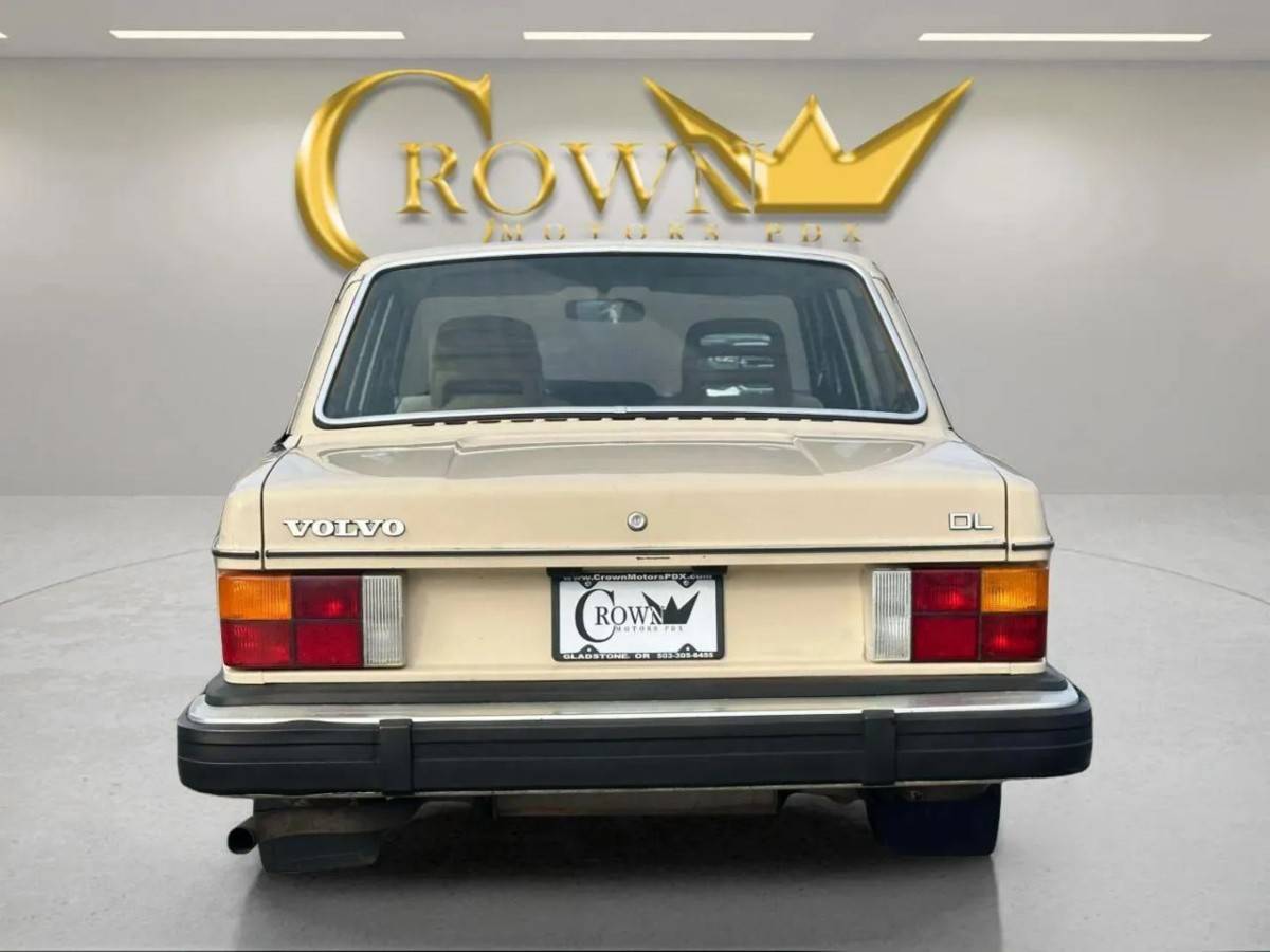 Volvo-240-dl-4d-sedan-1982-9