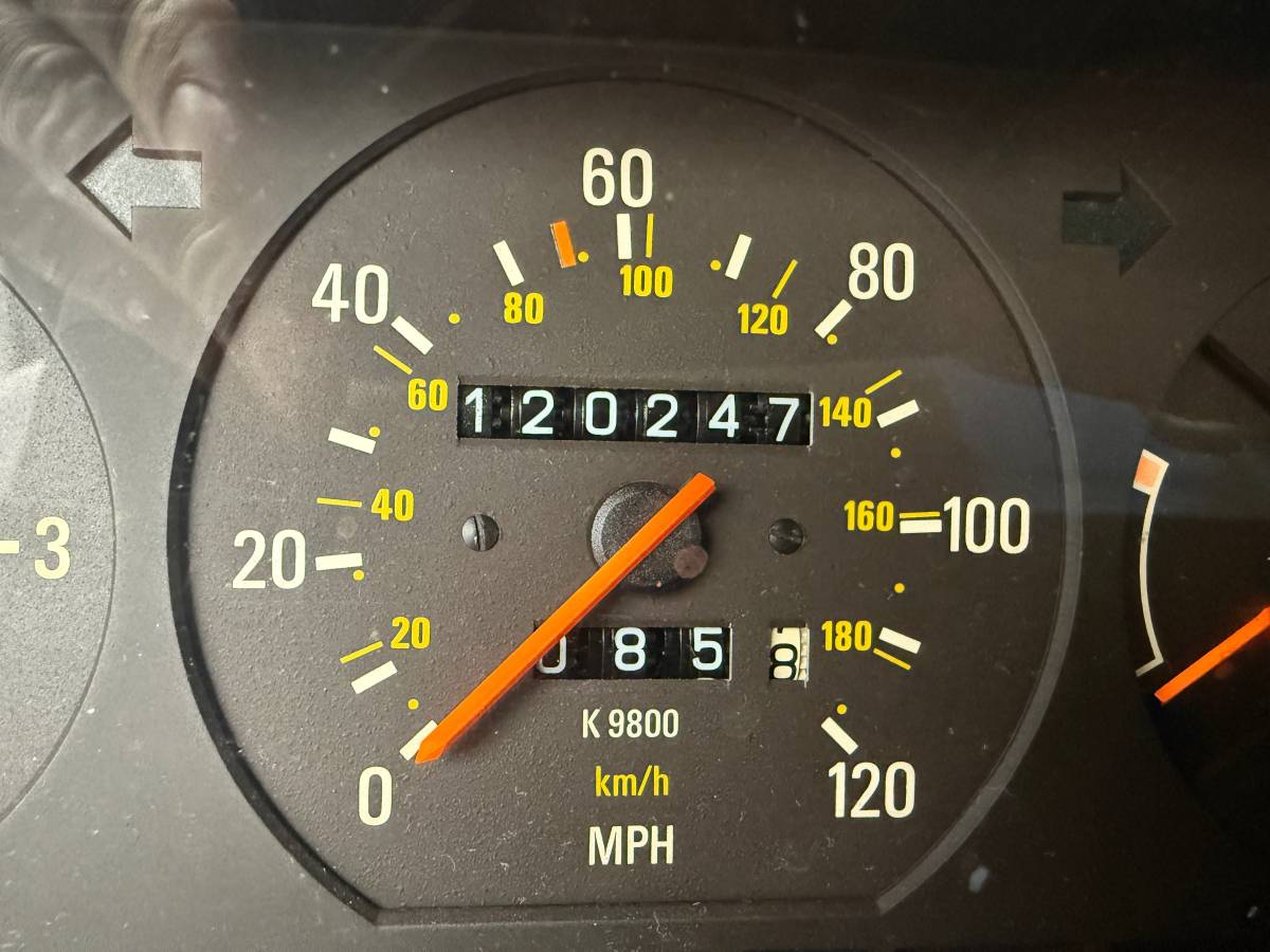 Volvo-240-dl-wagon-1987-grey