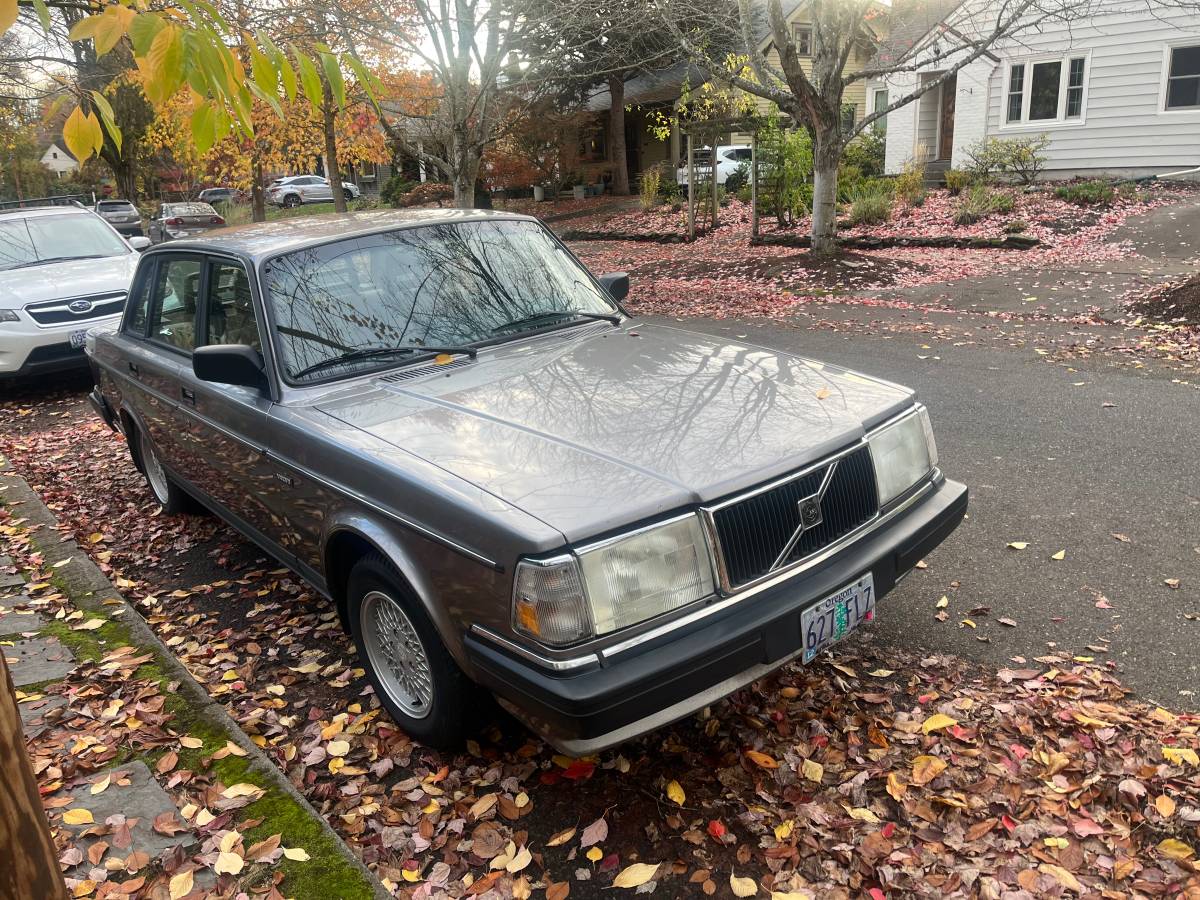 Volvo-240-sedan-1991-1