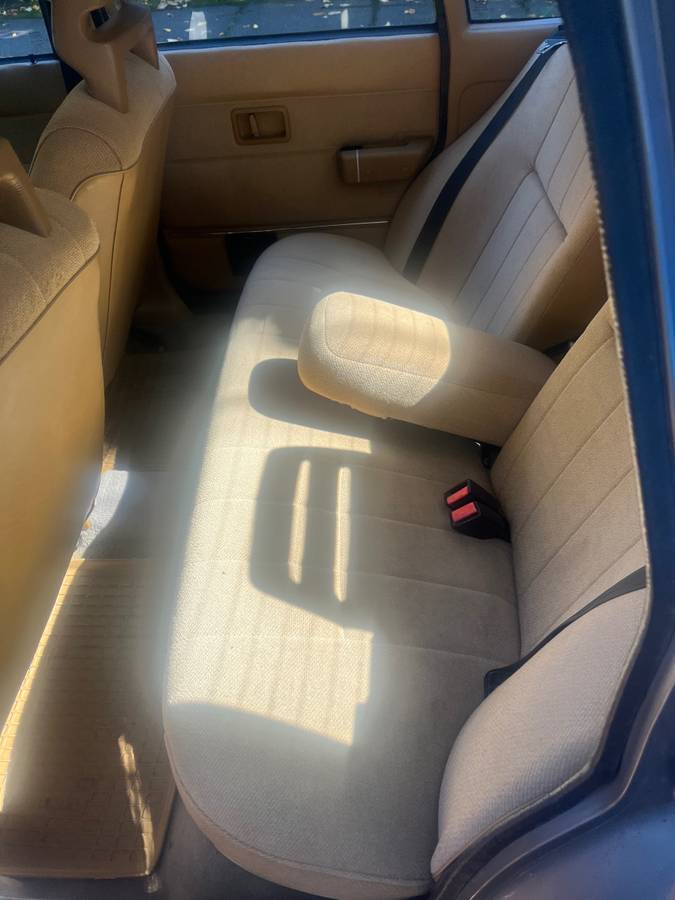 Volvo-240-sedan-1991-2