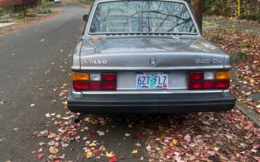Volvo-240-sedan-1991