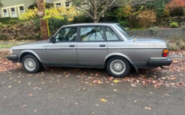 Volvo-240-sedan-1991-5