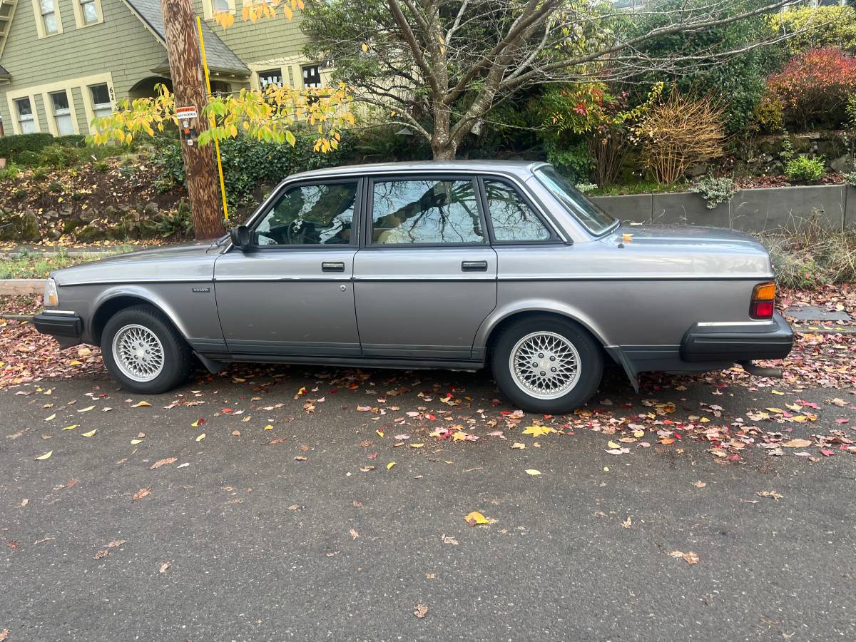 Volvo-240-sedan-1991-5