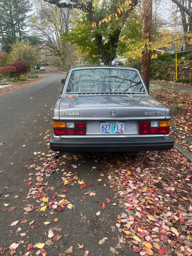 Volvo-240-sedan-1991