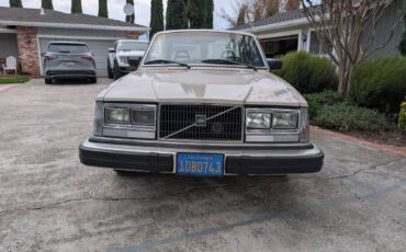 Volvo-240-series-1981-1