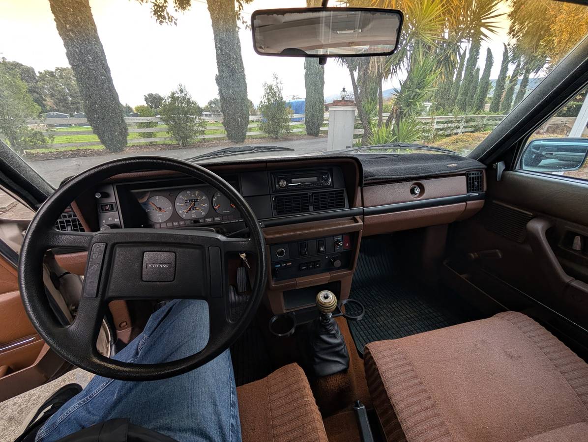 Volvo-240-series-1981-10