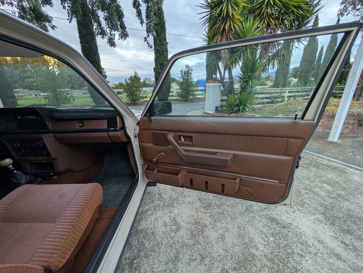 Volvo-240-series-1981-14