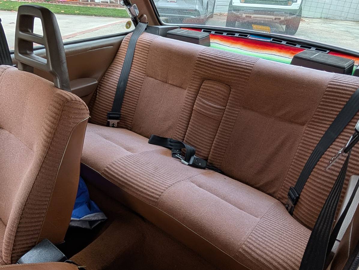 Volvo-240-series-1981-16