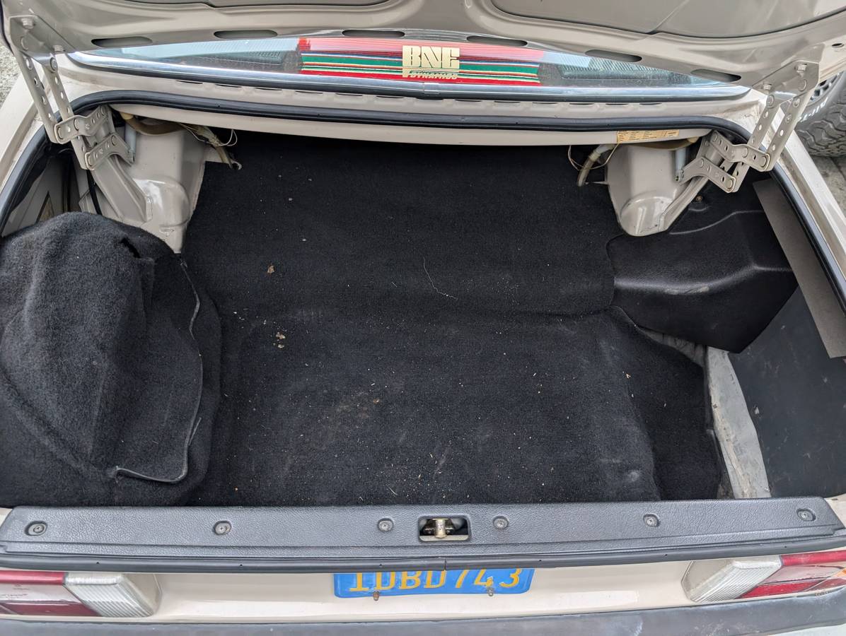 Volvo-240-series-1981-18