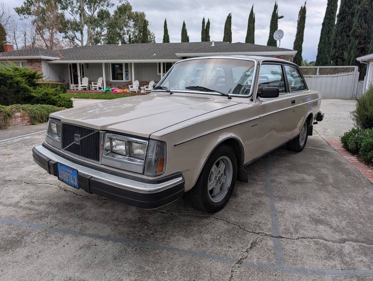 Volvo-240-series-1981-2