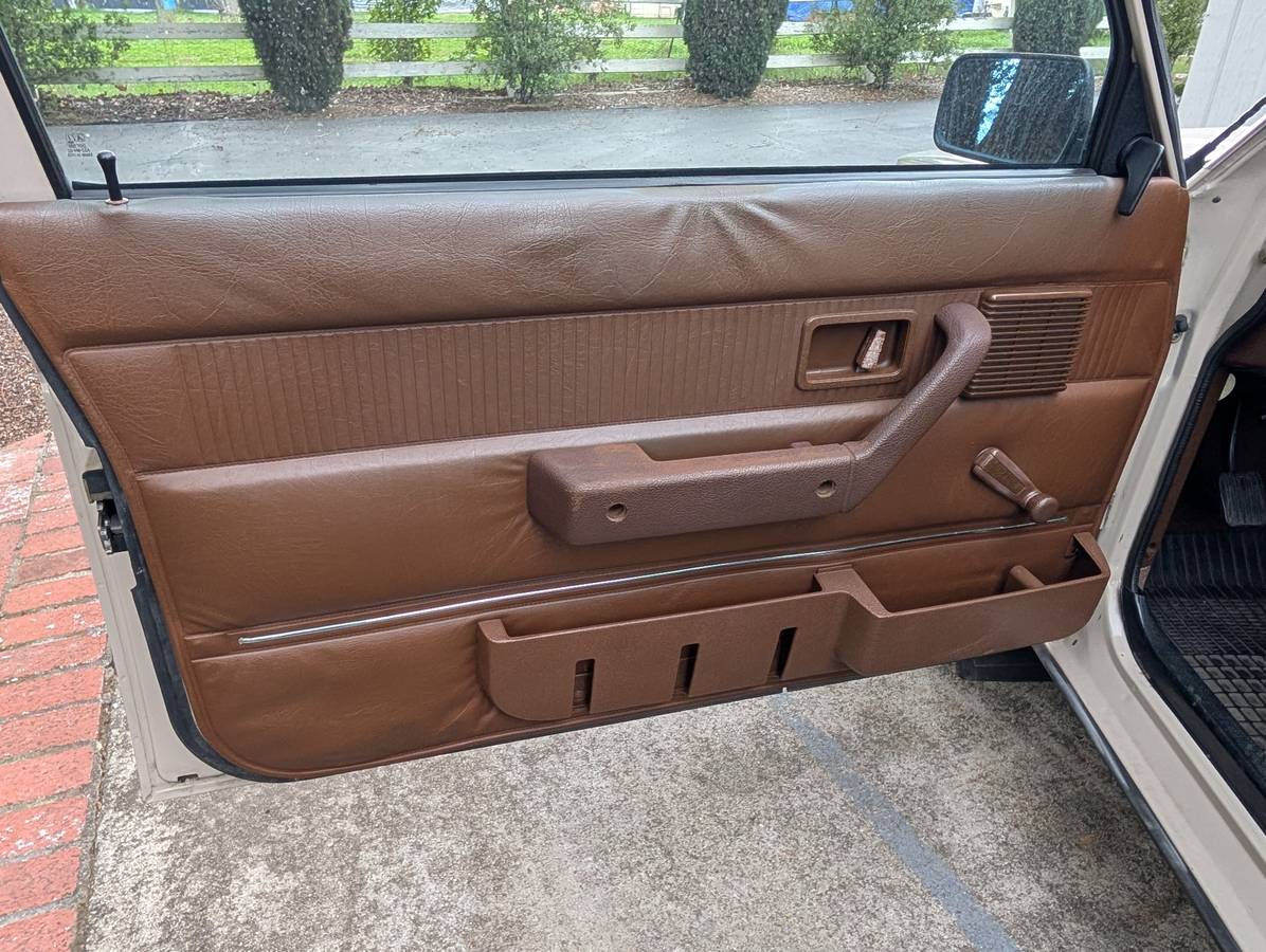 Volvo-240-series-1981-8