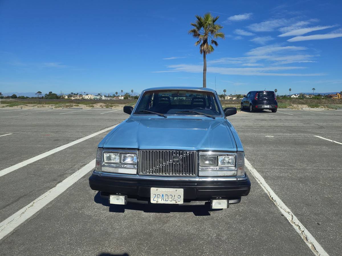 Volvo-240-series-1984-blue-1