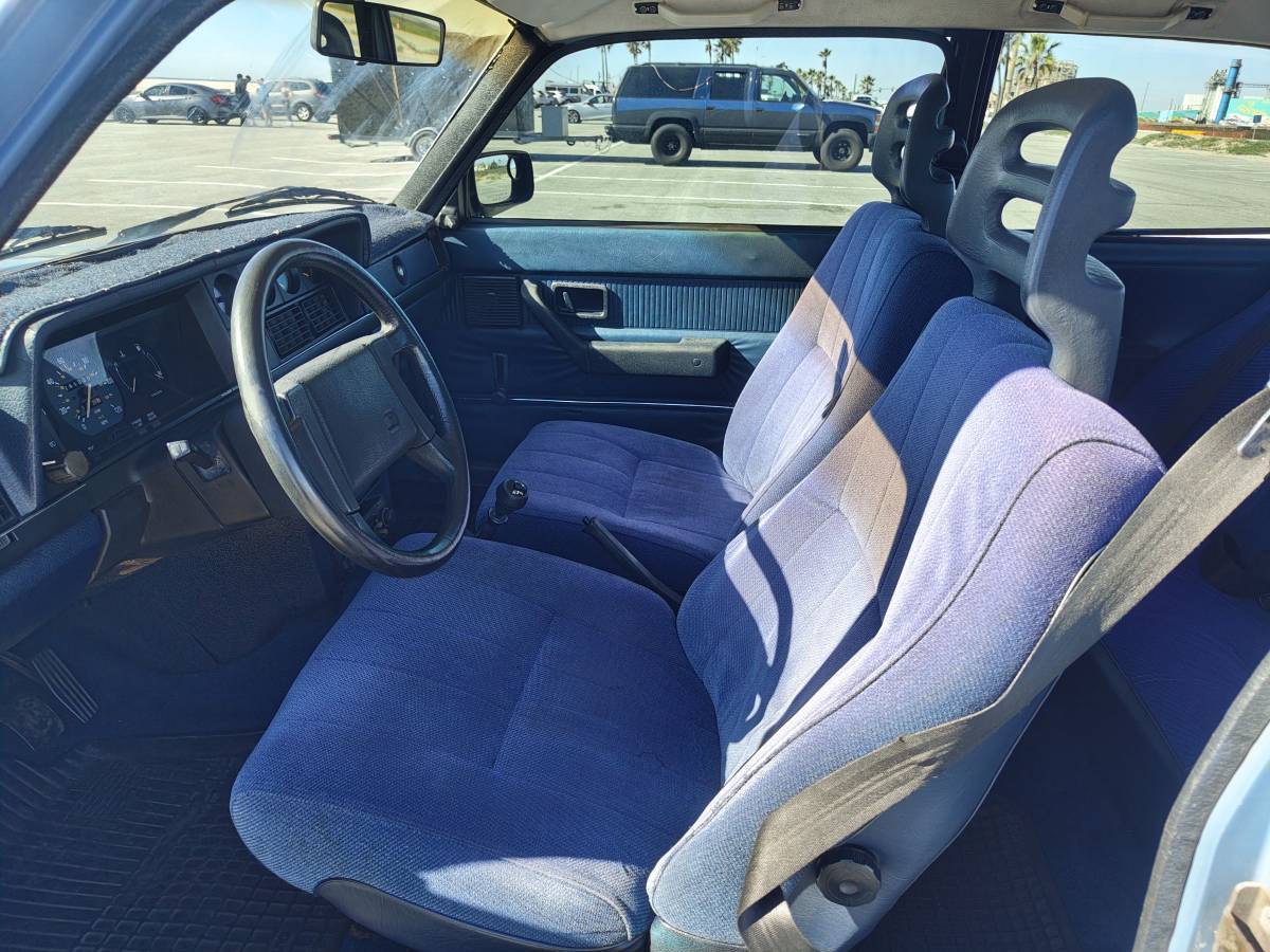 Volvo-240-series-1984-blue-11