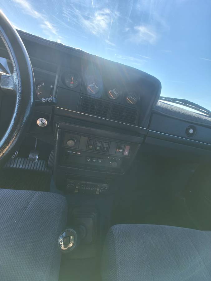 Volvo-240-series-1984-blue-12