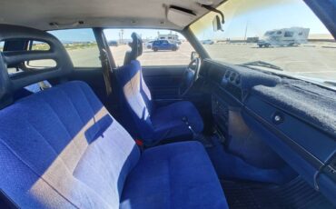 Volvo-240-series-1984-blue-15