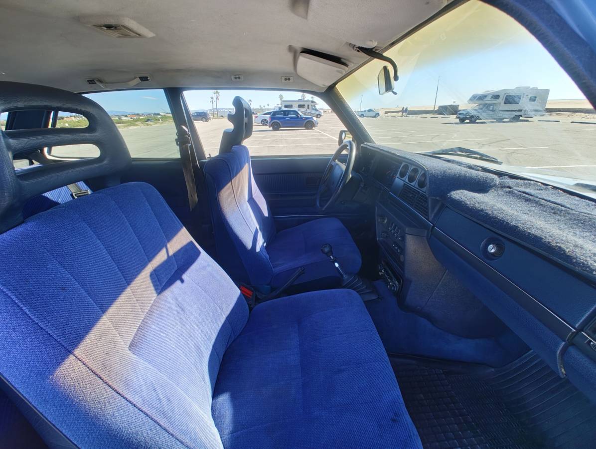 Volvo-240-series-1984-blue-15