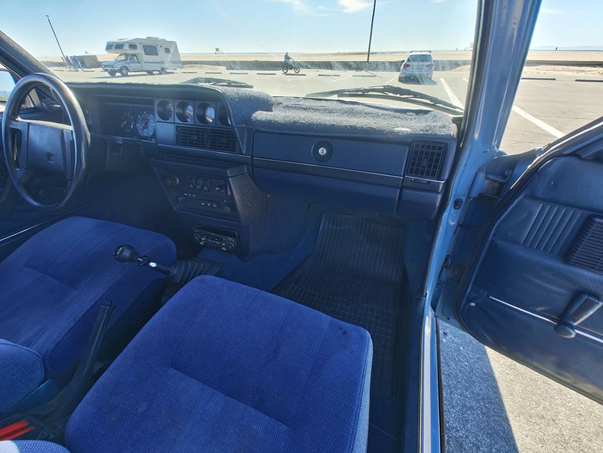Volvo-240-series-1984-blue-16
