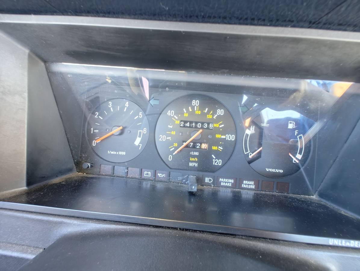 Volvo-240-series-1984-blue-17