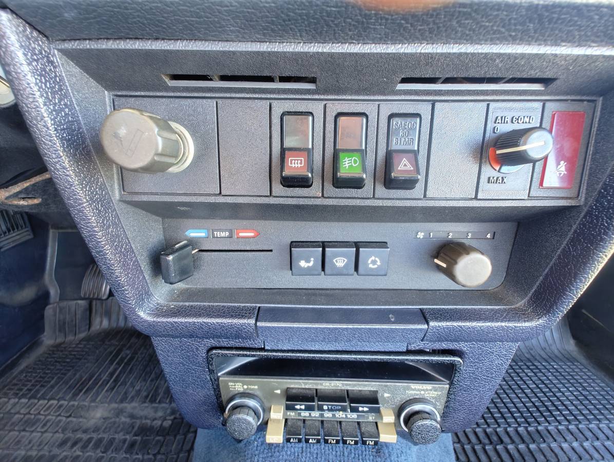 Volvo-240-series-1984-blue-19