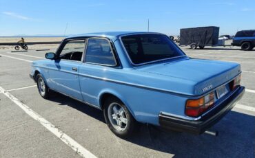 Volvo-240-series-1984-blue-2