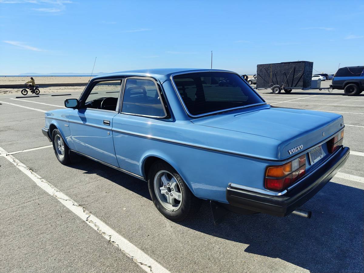 Volvo-240-series-1984-blue-2