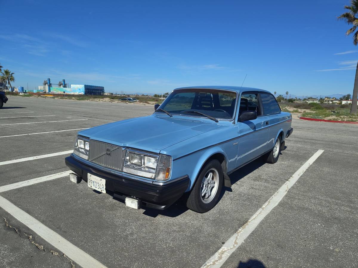 Volvo-240-series-1984-blue-23