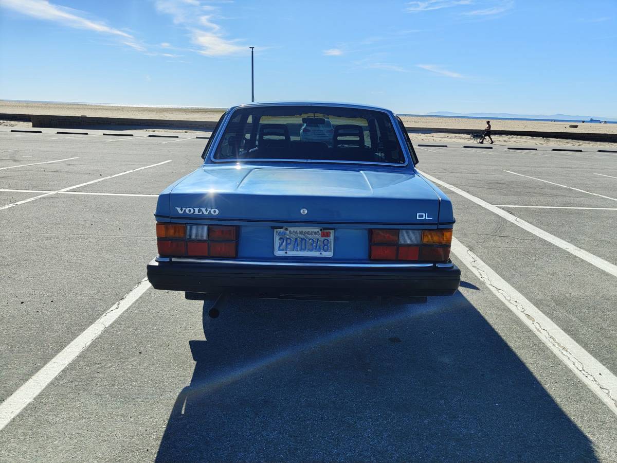 Volvo-240-series-1984-blue-3