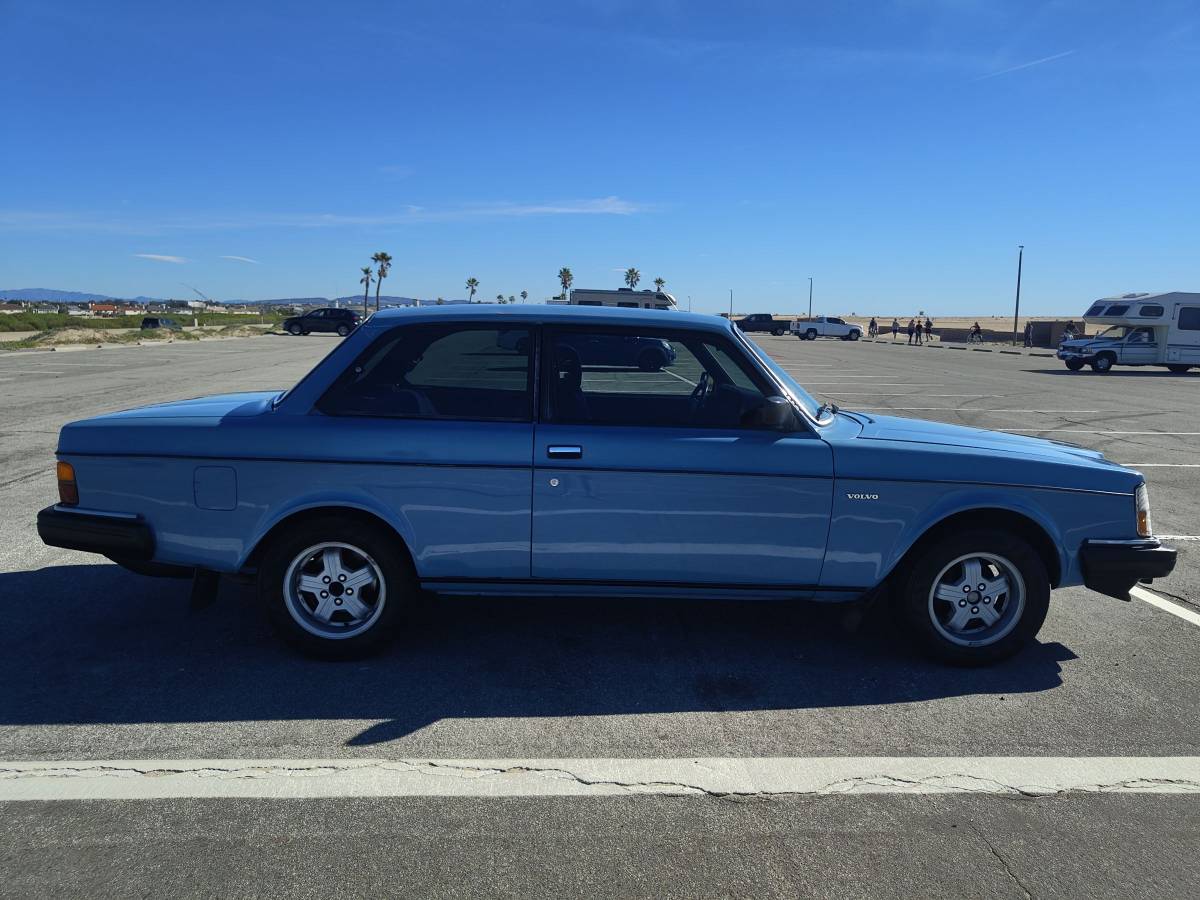 Volvo-240-series-1984-blue-5