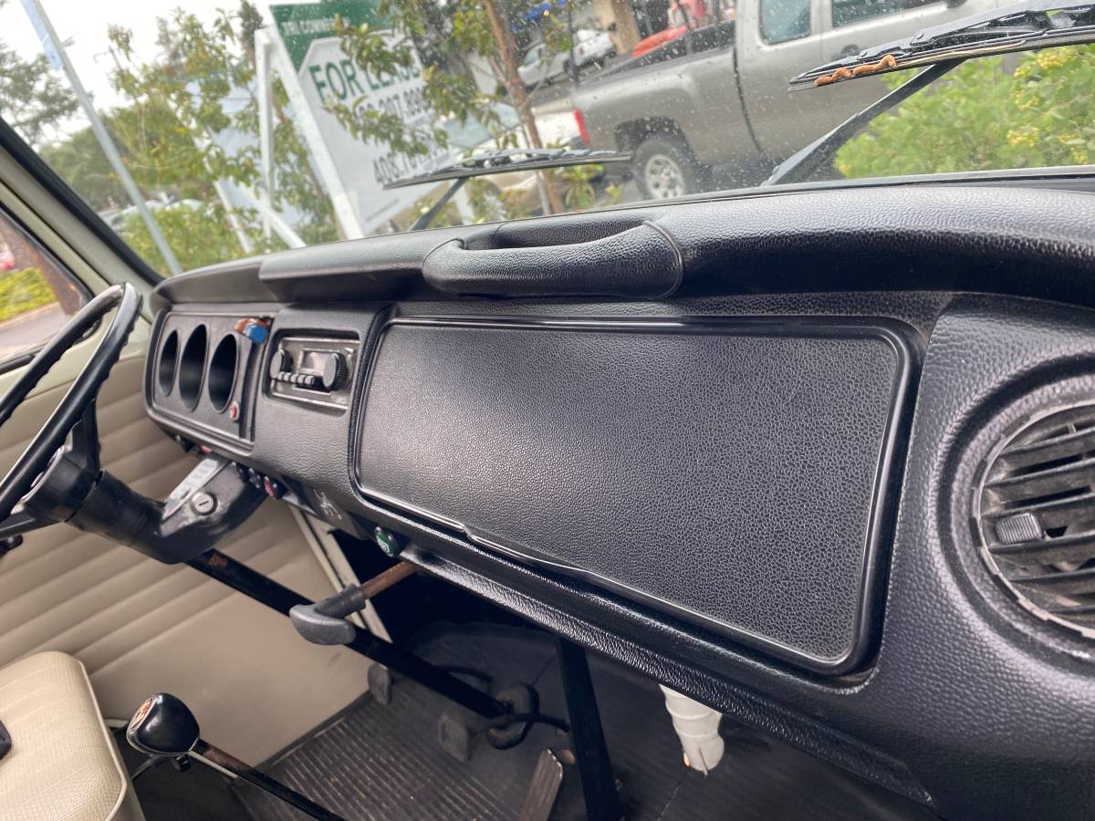 Vw-panel-bus-1971-white-2