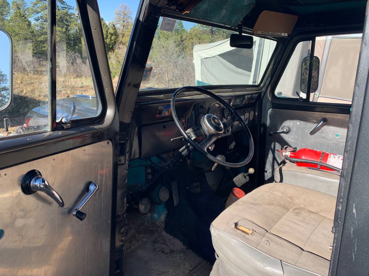 Willys-utility-wagon-1960-grey