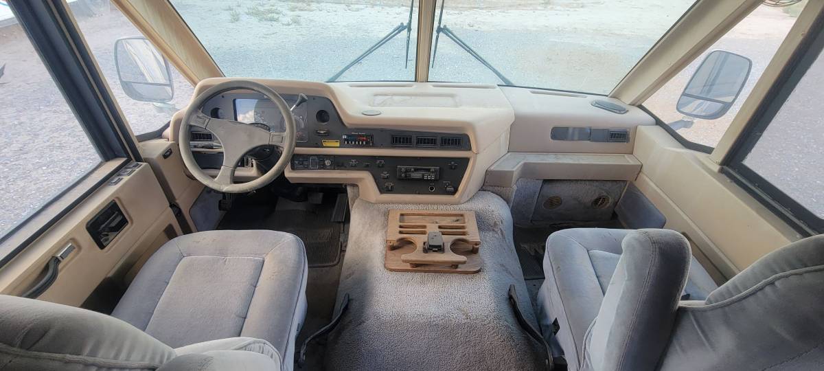 Winnebago-1991-white-2
