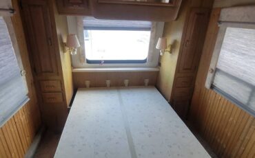 Winnebago-1991-white-4