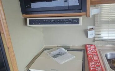 Winnebago-1991-white-6