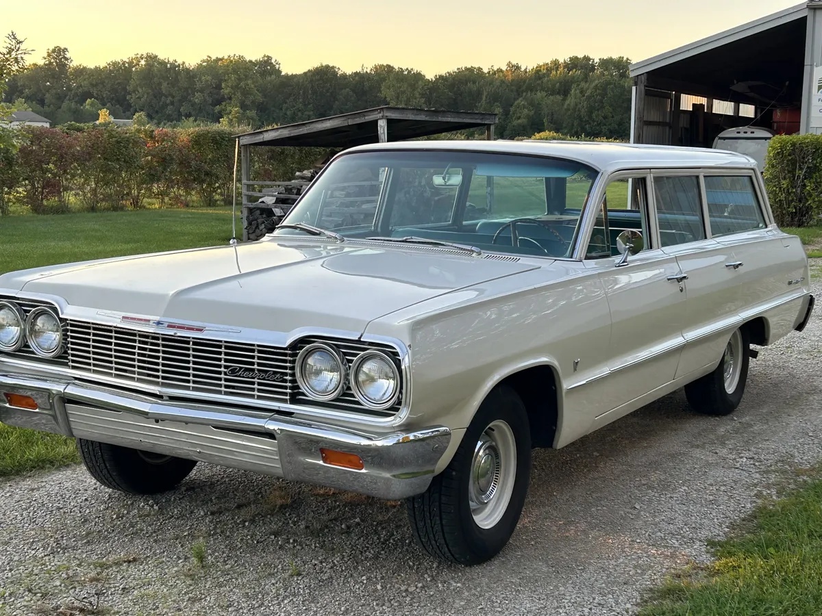 Chevrolet-Biscayne-1964-White-Turquois